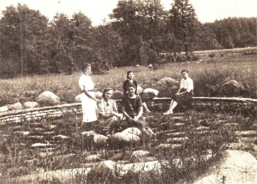 Krąg do ognisk na źródłach (zdjęcie z 1941 roku). Archiwum...