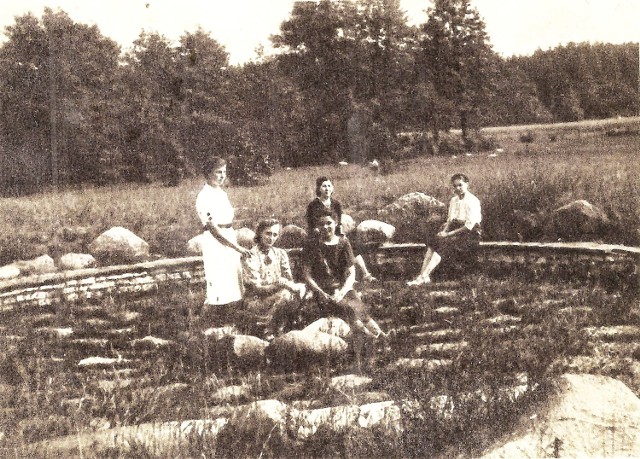 Krąg do ognisk na źródłach (zdjęcie z 1941 roku). Archiwum Andrzeja Kobalczyka