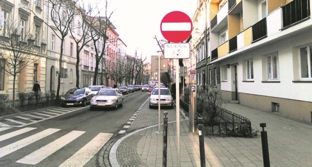 Obecnie ul. Szlak jest jednokierunkowa od ul. Długiej do Pędzichów. To powoduje znaczne utrudnienia