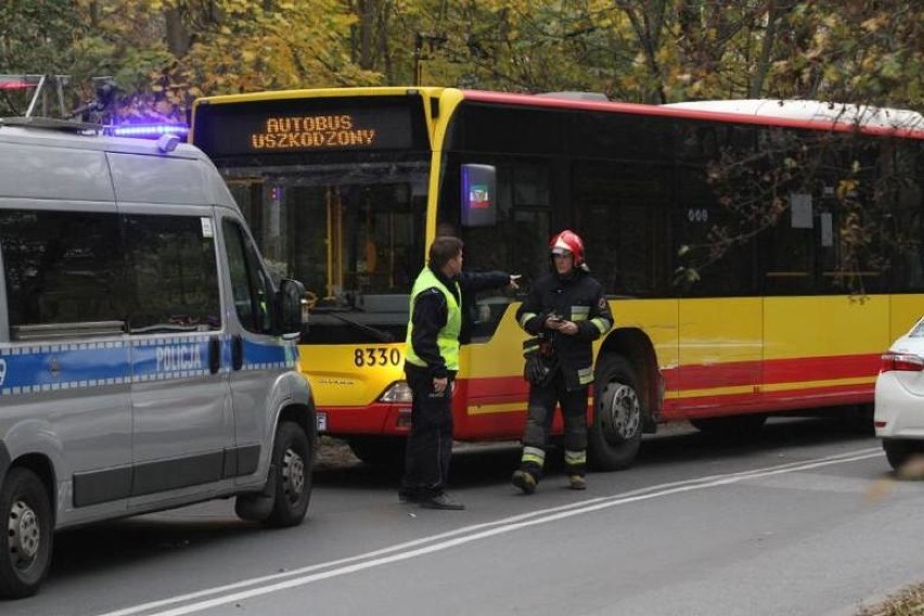 Wypadek autobusu na ul. Strzegomskiej. Były problemy w ruchu [zdjęcia]