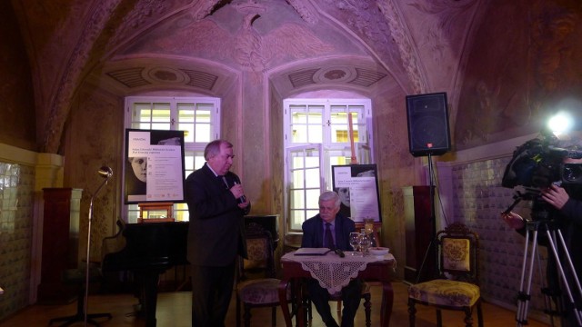 Dyrektor Biblioteki Krakowa dr Stanisław Dziedzic zaprosił na inauguracyjne pierwsze spotkanie Salonu Literackiego Biblioteki Krakowa Pana Prof. hab. Franciszka Ziejkę do filii Śródmiejskiego Ośrodka Kultury ( ŚOK ) w Klubie Dziennikarzy „Pod Gruszką"