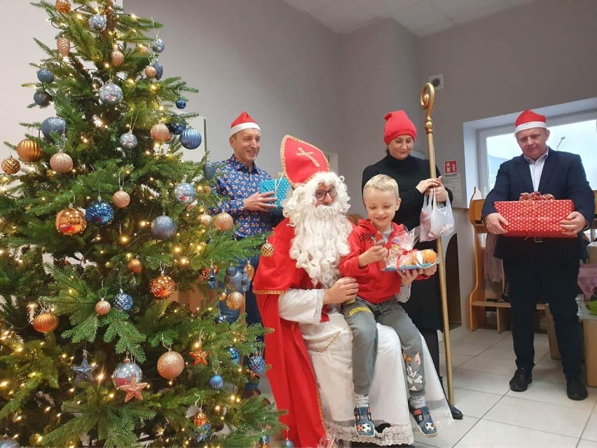 Mikołaje z Koalicji Obywatelskiej w odwiedzinach w Przedszkolu "Niebieska Kraina". ZDJĘCIA