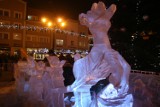 Lodowe rzeźby na rynku w Rybniku. Zobacz, co powstaje z brył lodu