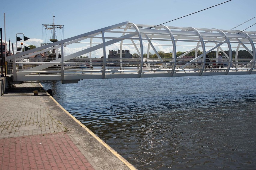 Ustka i słoneczna pogoda. Mimo wiatru nie brakuje spacerowiczów