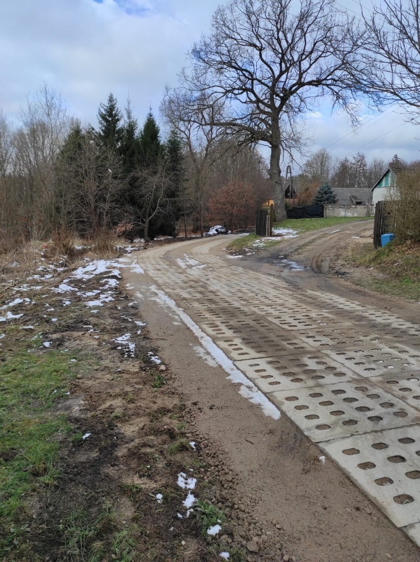 Płyty jomb na gruntowych drogach w Kosierzewie i Paprotkach