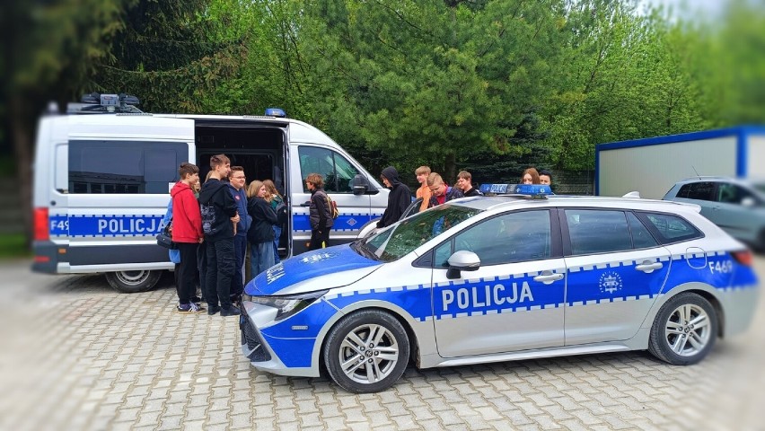 Komendę Powiatową Policji w Radomsku odwiedzili uczniowie z...