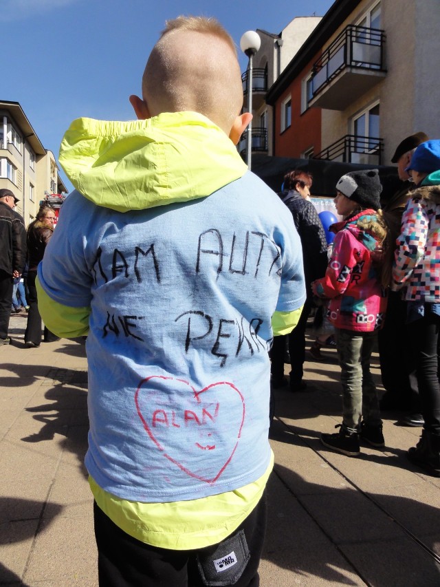 Obchody Światowego Dnia Świdomości Autyzmu w Pruszczu Gdańskim. Sześcioletni Alan w koszulce z napisem na plecach "Mam autyzm. Nie pękaj"