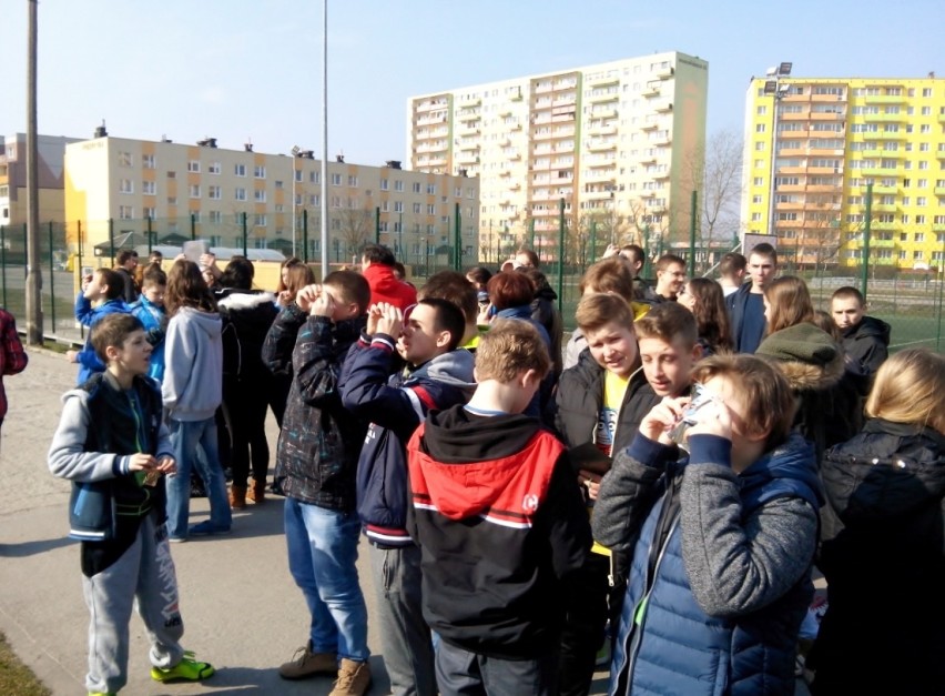 Uczniowie Gimnazjum nr 7 we Włocławku obserwowali i badali zaćmienie Słońca.