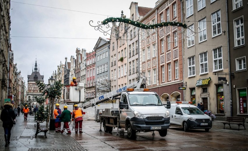 Boże Narodzenie 2017. Przygotowują śwąteczny wystrój  ulic Gdańska [zdjęcia]
