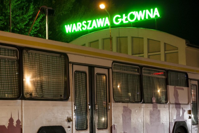 Warszawa Główna. W stolicy zaświecił nowy neon. Dworzec zyskał dawny blask [ZDJĘCIA]