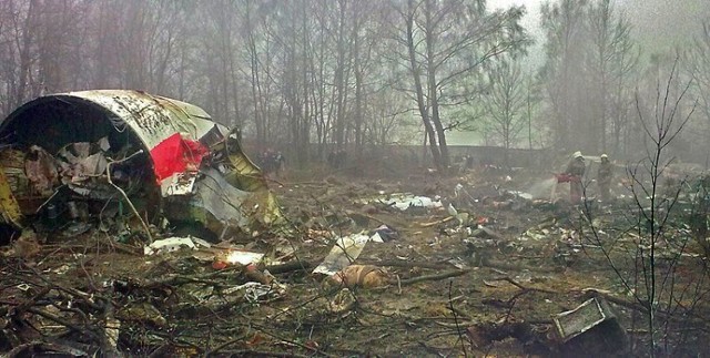Szczątki samolotu na miejscu katastrofy w dn. 10 kwietnia 2010