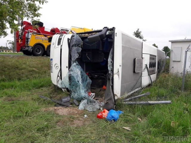 Wypadek autokaru w Jełowej. Rannych jest siedem osób.