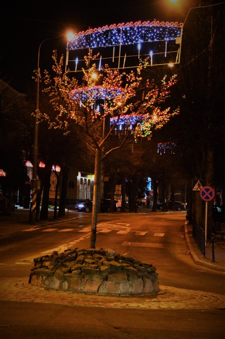 Świąteczne dekoracje w Kwidzynie. Na ulicach pojawiły się iluminacje zwiastujące zbliżające się święta Bożego Narodzenia [ZDJĘCIA]