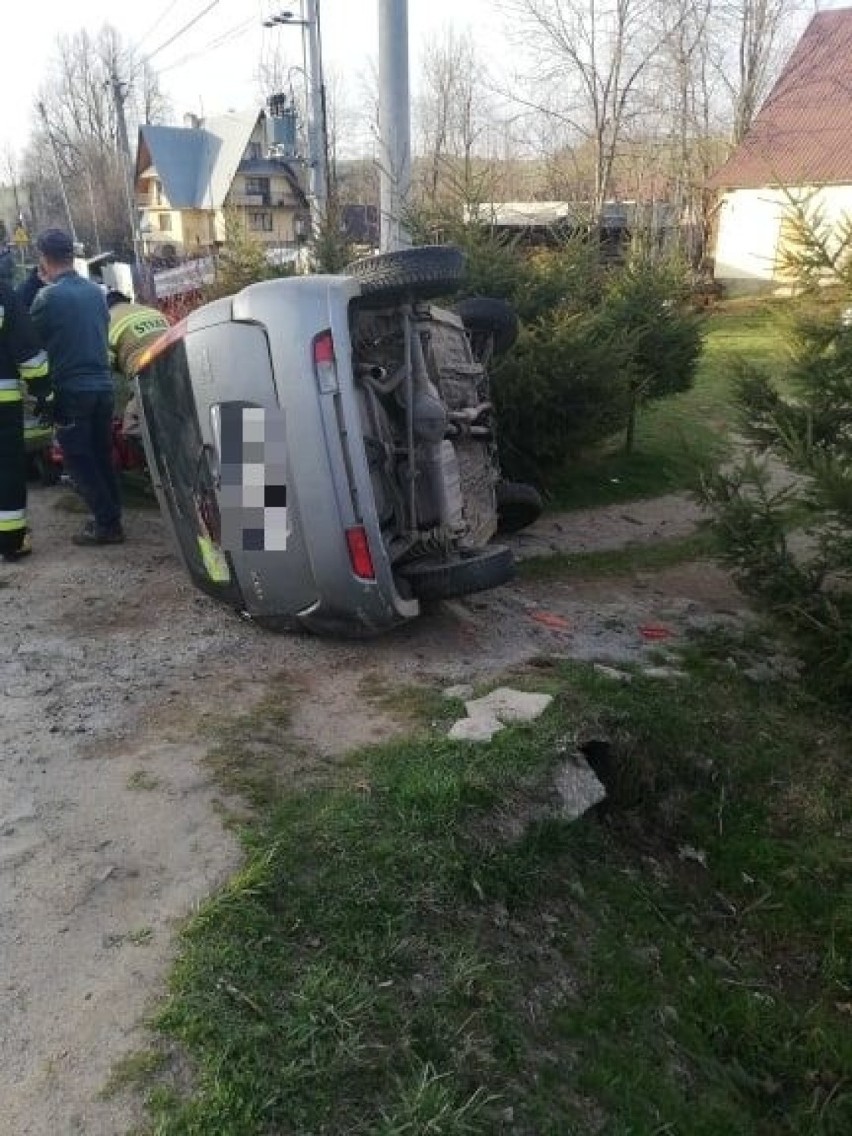 Podhale. Samochód dachował, dwie osoby ranne trafiły do szpitala 