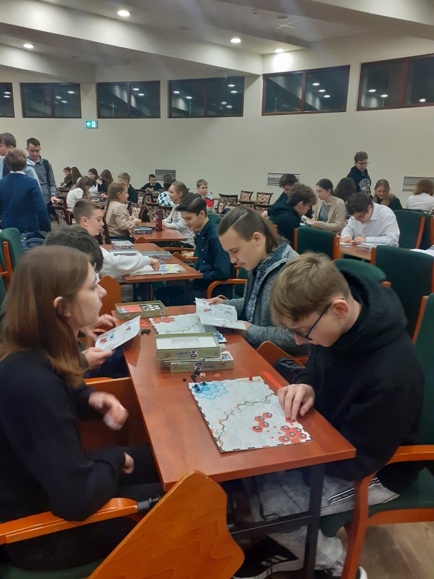 Uczniowie I Liceum Ogólnokształcącego w Radomsku na Olimpiadzie Gier Planszowych IPN