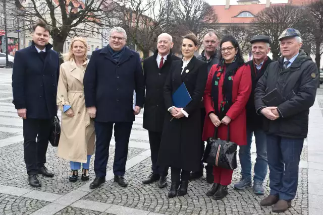 Trzecia Droga podczas konferencji prasowej na pleszewskim rynku zaprezentowała kandydatów do Sejmiku Województwa Wielkopolskiego