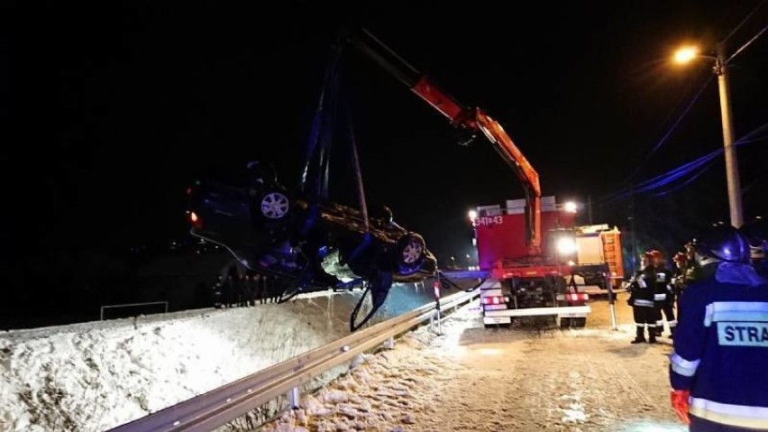 Niskowa. Samochód osobowy wypadł z drogi i dachował w rowie [ZDJĘCIA]