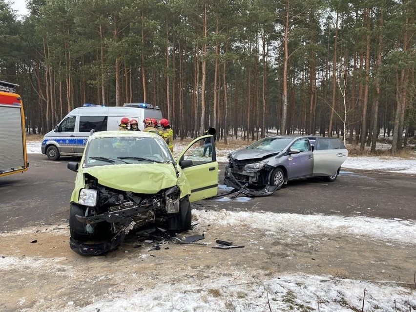 Samochody osobowe, Fiat Panda i Toyota Auris, zderzyły się...