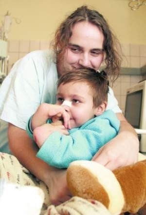 Patrycja Woźniak i jej czteroipółletni syn Eryk odetchnęli z ulgą &amp;#8211; malec będzie nadal leczony.  fot. TOMASZ HOłOD