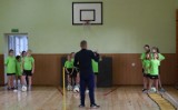 Pomysł, pasja i zaangażowanie przepisem na sukces SP Wiśniewa w Turnieju „Z Podwórka na Stadion o Puchar Tymbarku”