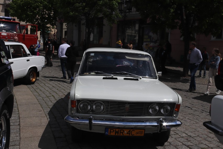 Gniezno. Rynek opanowały zabytkowe pojazdy. To wszystko dla Olgi Miśkiewicz! [FOTO]