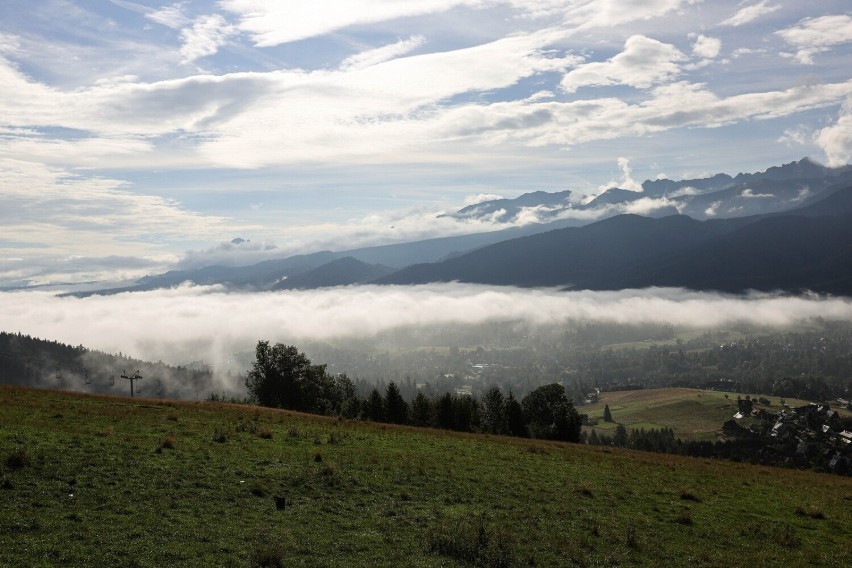 Widok z Polany Gubałówki na chmury i mgły nad Zakopanem