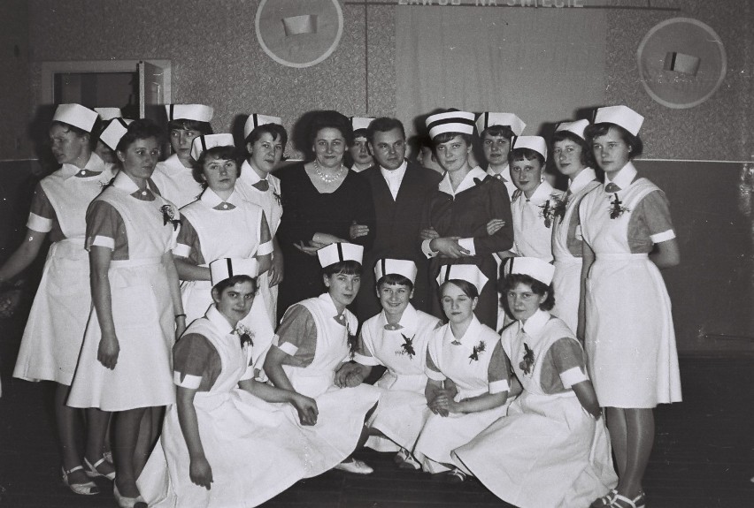 Dziewczęta z Liceum Medycznego w Sieradzu sprzed 50 lat