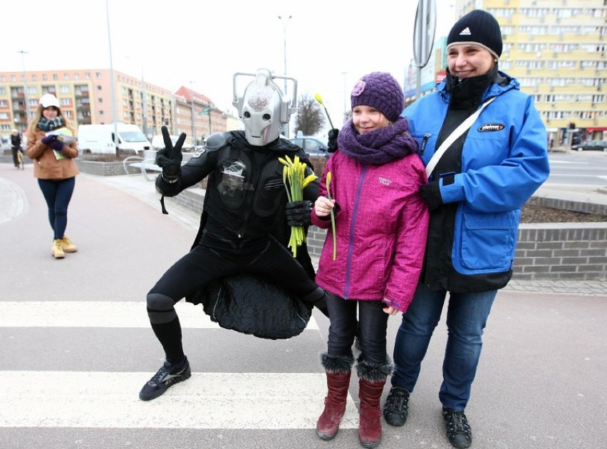 Cyberman ze Szczecińskiej Ligi Superbohaterów rozdawał paniom kwiaty [zdjęcia]