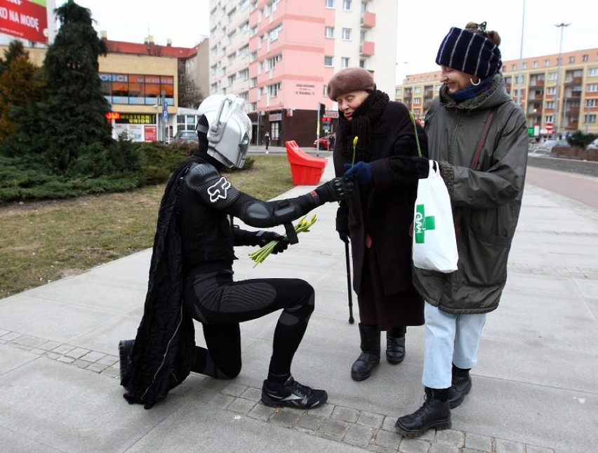 Cyberman ze Szczecińskiej Ligi Superbohaterów rozdawał paniom kwiaty [zdjęcia]