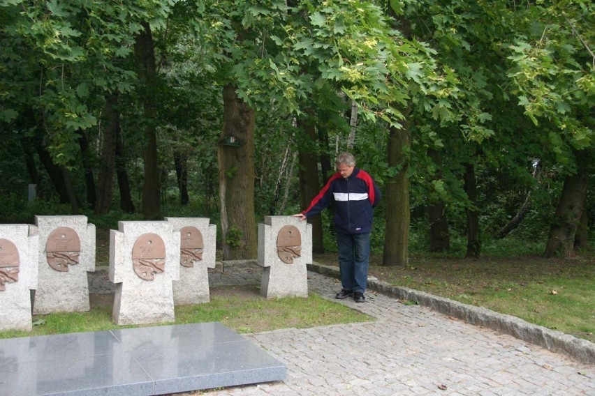 Przewodnik turystyczny gdańskiego oddziału PTTK przy krzyżu...