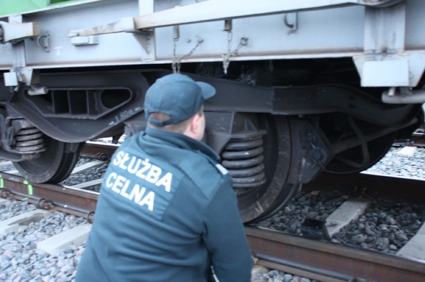 Terespol: udaremniono przemyt papierosów schowanych pod wagonami pociągu towarowego