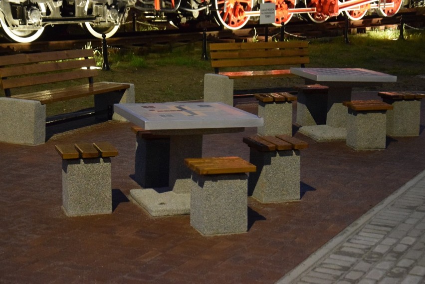 Tak wygląda teraz Skwer Kolejarzy w Kędzierzynie-Koźlu. Są miejsca do siedzenia i urokliwie podświetlona stara lokomotywa