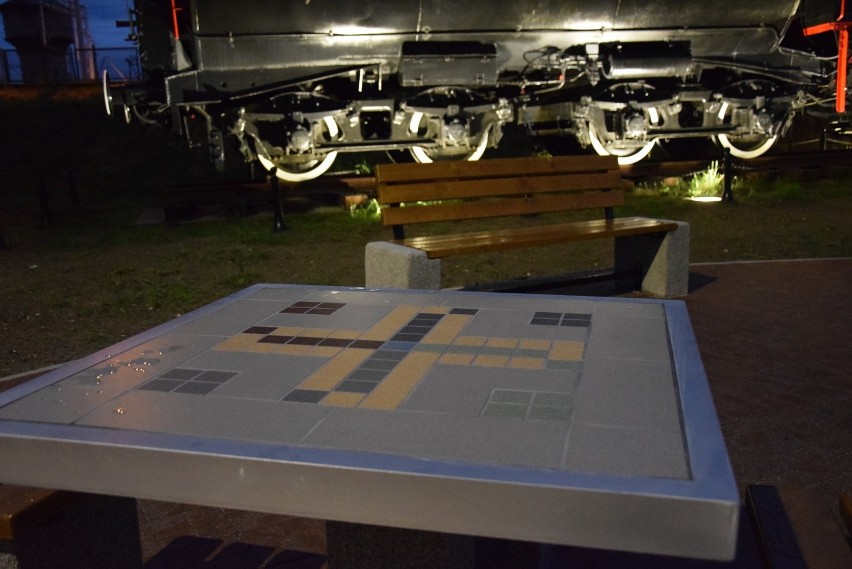 Tak wygląda teraz Skwer Kolejarzy w Kędzierzynie-Koźlu. Są miejsca do siedzenia i urokliwie podświetlona stara lokomotywa
