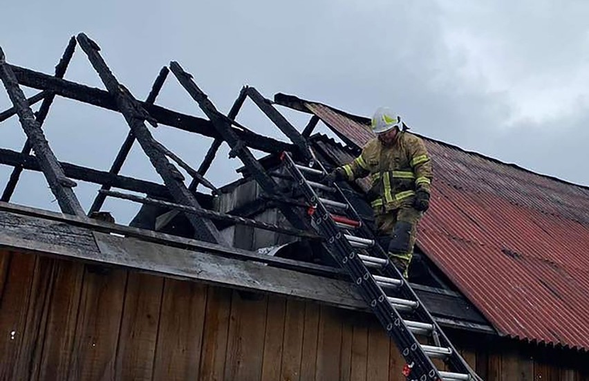 Pożar warsztatu samochodowego pod Krynicą-Zdrojem gasiło sześć zastępów strażackich