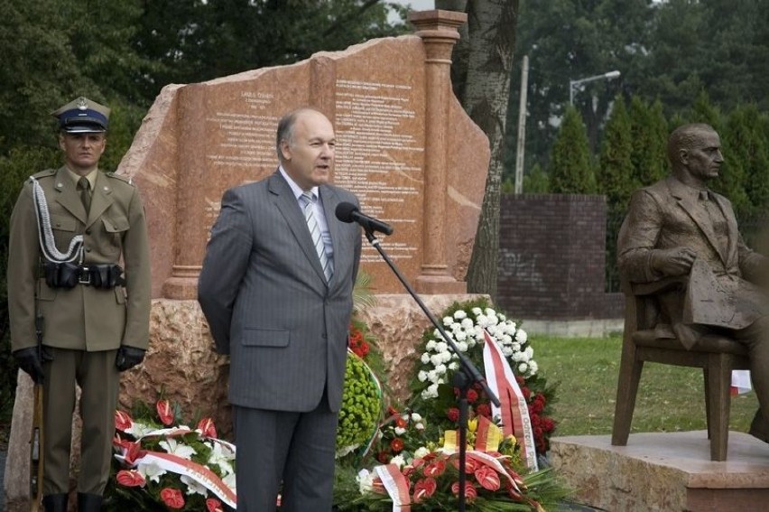 Burmistrz Jacek Kaznowski wita gości przybyłych na uroczyste...