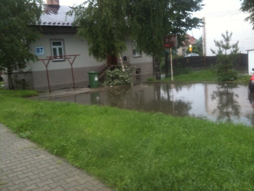 Podtopienia w Tarnowie przy ul. Szpitalnej.
