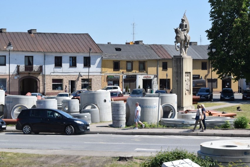 Końskie. Rozpoczyna się remont ulic wokół Rynku. Będą duże utrudnienia i głębokie na cztery metry wykopy. Zobacz objazdy