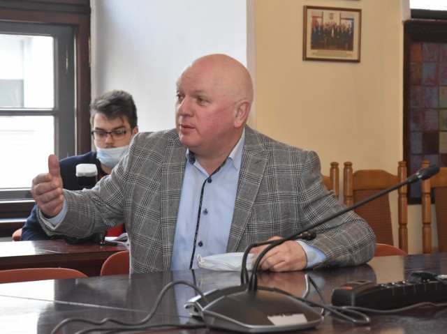 Radny Przemysław Nowak zwrócił uwagę na fakt, że potrzeby powiatu w zakresie rozwiązania problemów komunikacyjnych są duże. Planowana budowa obwodnicy stanowić bowiem będzie odcinek drogi obwodowej, której region potrzebuje