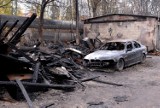 Pożar w Gdańsku Wrzeszczu przy torach SKM 12.11.2018. Paliły się budynki z warsztatem samochodowym przy Wyspiańskiego. Uszkodzonych 8 aut