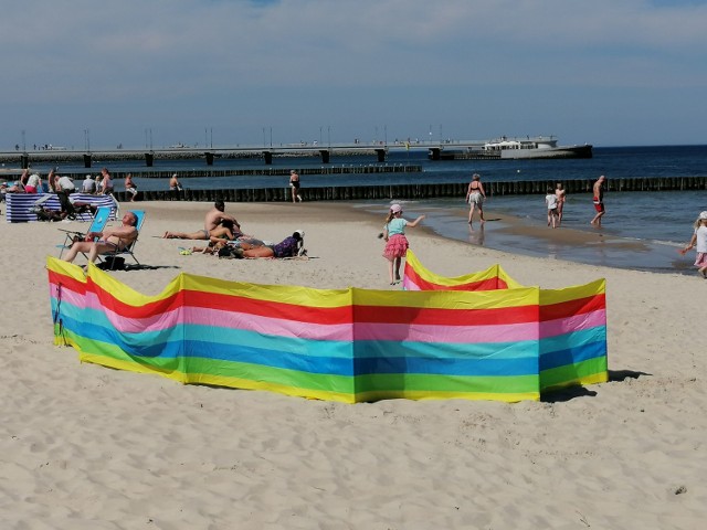 Na plaży w Kołobrzegu jak latem: kosze, parawany, leżaki i pierwsze kąpiele