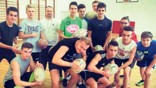 Rzeszowska młodzież polubiła rugby. Na zdjęciu grupa trenująca w IV LO