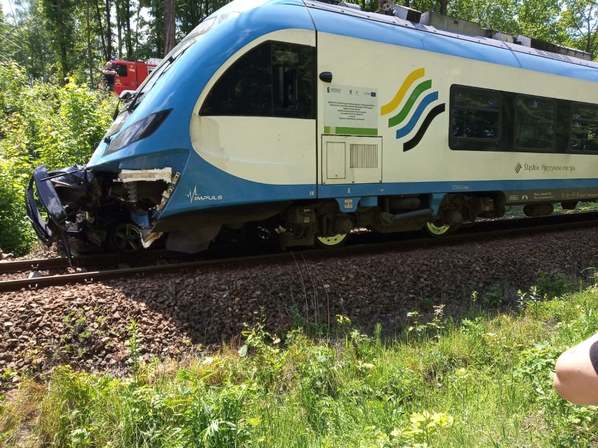 Wypadek w Mikołowie. BMW wjechało pod pociąg.