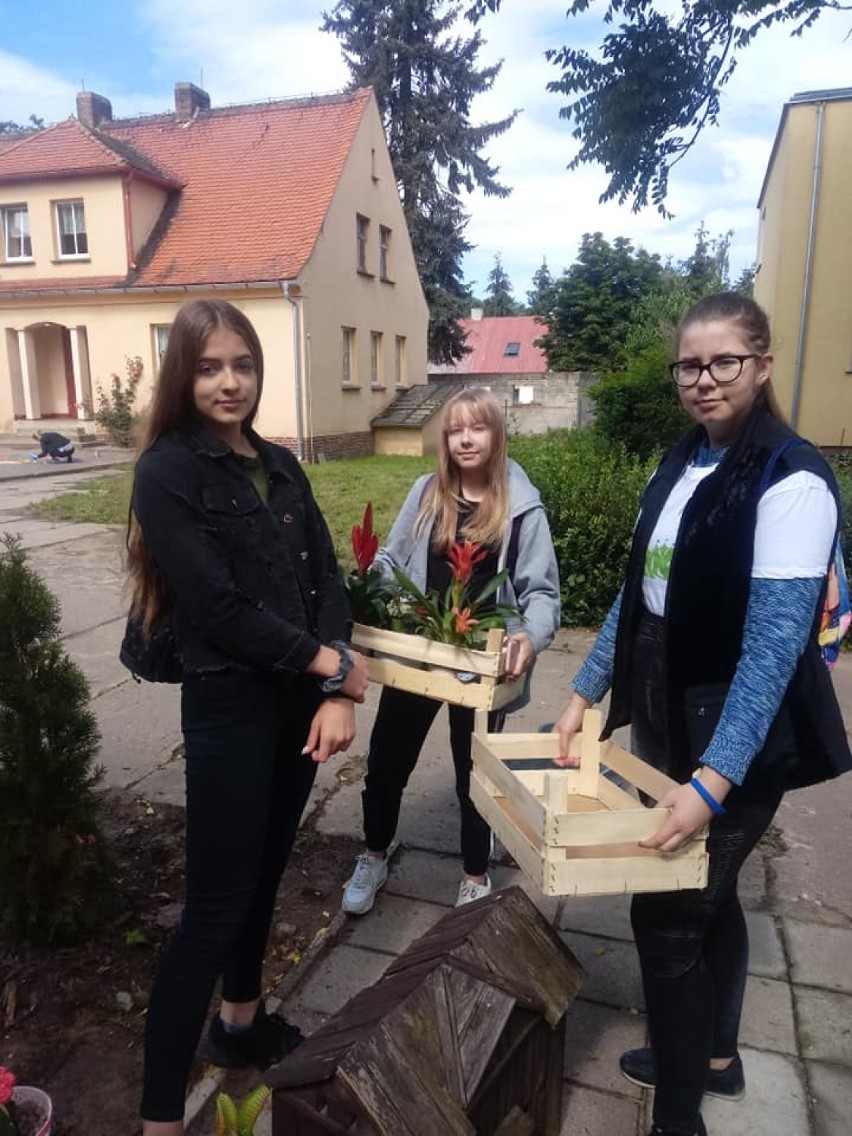 WSCHOWA. Młodzi wolontariusze z Jędrzychowic w ramach projektu grantowego „Równać szanse” rozdali starszym mieszkańcom kilkadziesiąt roślin 