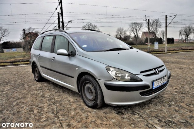 Peugeot 307 2.0, 2003, 235 900 km, Diesel Cena: 1 200 PLN

Do sprzedana Peugeot 307 z marca 2003 roku z niezawodnym silnikiem 2.0 HDI o mocy 90 KM, pali na dotyk. Aktualny przebieg 235 tys km. Samochód jeżdżący, do drobnych napraw, kupiony w Polskim salonie. Ważne opłaty, można wracać na kołach.

OC do października 2021

Wyposażenie to między innymi: 

- klimatyzacja dwu strefowa, 

- elektryczne szyby 

- wspomaganie

- ABS

- ESP

Link do oferty:
https://www.otomoto.pl/oferta/peugeot-307-2003-r-2-0-hdi-90-km-klima-jezdzacy-do-drobnych-napraw-ID6DvjxK.html#a57385beb9