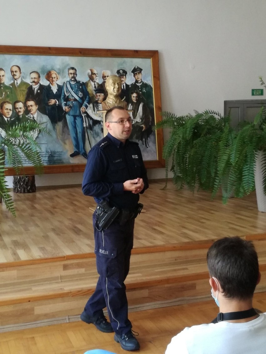 "Bezpieczna droga do szkoły". Uczniowie staszowskiego liceum spotkali się z policjantem