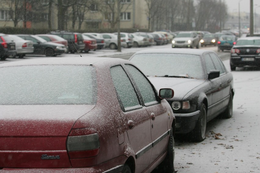 Zimowy Wrocław za oknem. Sypnęło śniegiem w mikołajki (ZDJĘCIA)