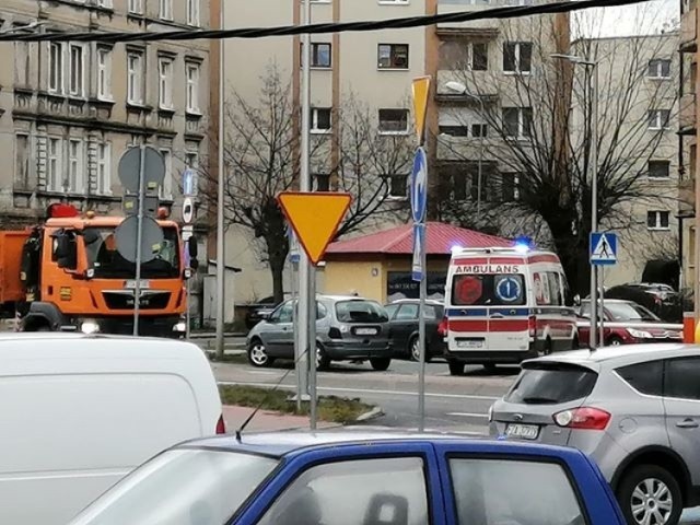 Do potrącenia kobiety doszło na ul. Moniuszki w Żarach.