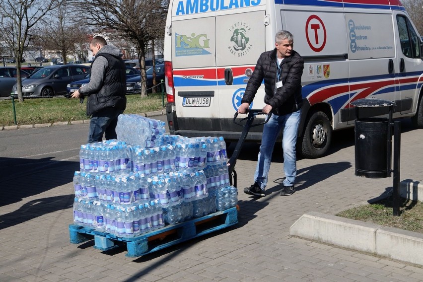 Kilka tysięcy butelek wody mineralnej dla legnickiego szpitala [ZDJĘCIA] 