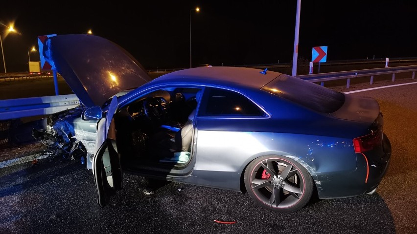 Audi uderzyło w bariery ochronne na S8. Ucierpiała pasażerka