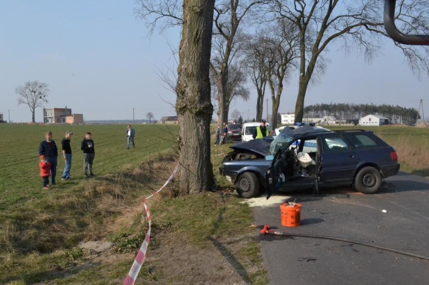 Wypadek w Raszkowie. Mieszkaniec powiatu jarocińskiego uderzył autem w drzewo [ZDJĘCIA]